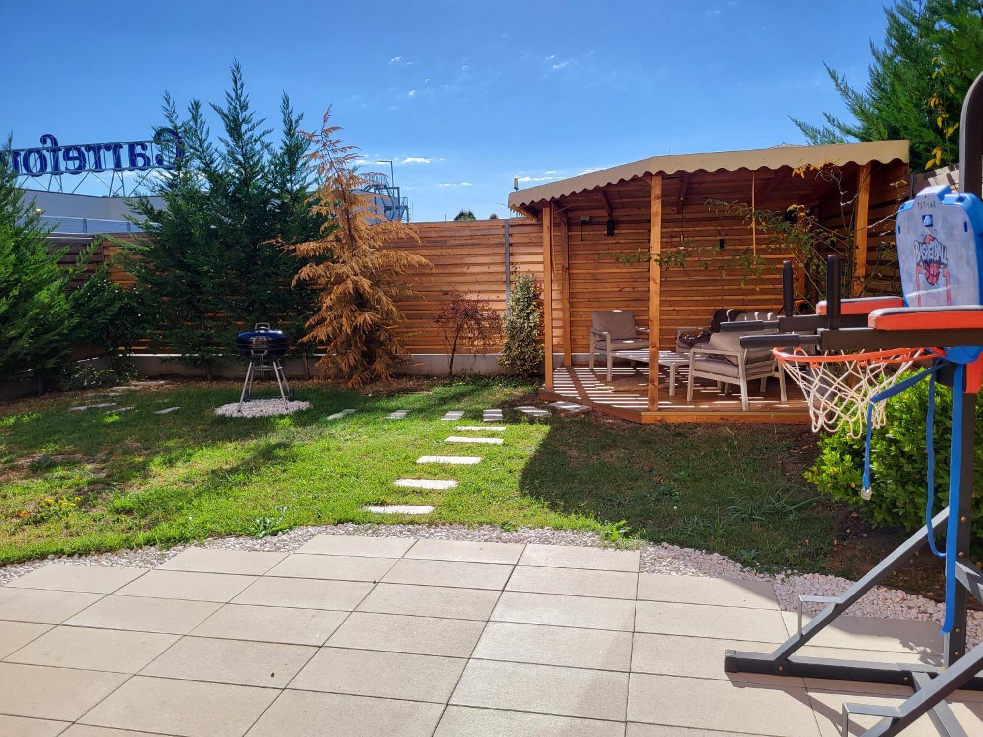 Sika Sunny Garden Apartment Arad Exterior photo